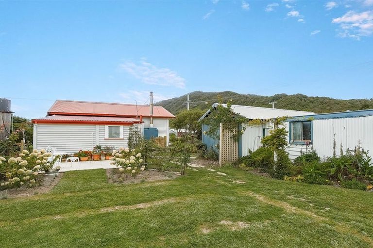 Photo of property in 10 Greenfield Street, Hector, 7822