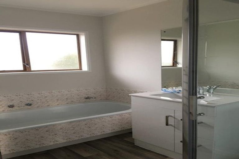 Photo of property in 6a Ballater Place, Highland Park, Auckland, 2010