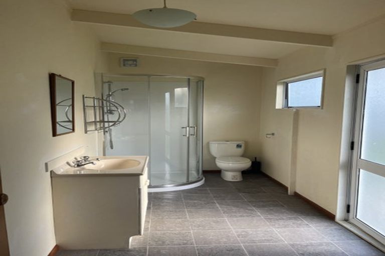 Photo of property in 1/98 Chislehurst Street, Henderson, Auckland, 0612