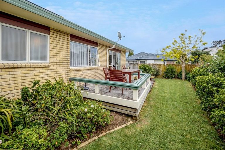 Photo of property in 2/5 Headcorn Place, Botany Downs, Auckland, 2010