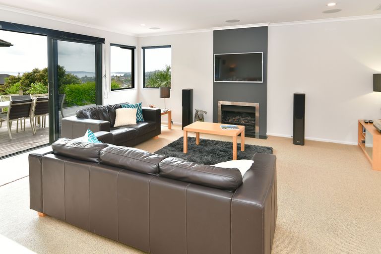 Photo of property in 15 Dorchester Place, Orewa, 0931