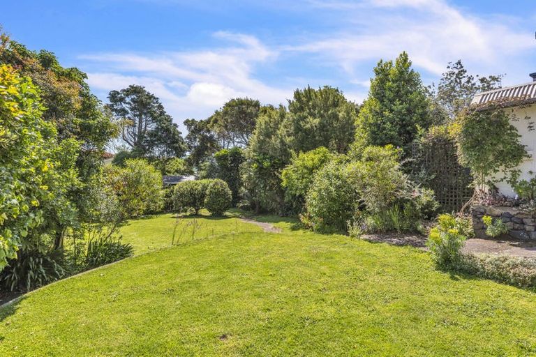 Photo of property in 127 Renown Road, Raumati South, Paraparaumu, 5032