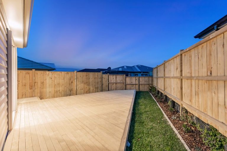 Photo of property in 43 Lumbarda Drive, Kumeu, 0810