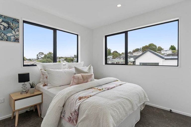 Photo of property in 2/81 Vodanovich Road, Te Atatu South, Auckland, 0610