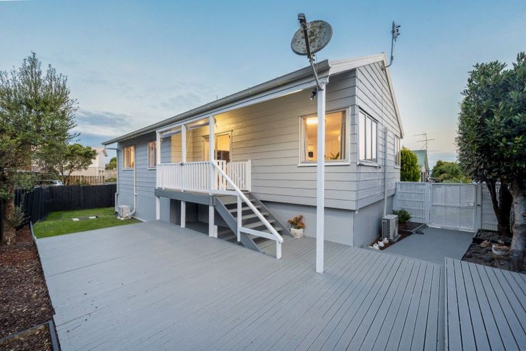 Photo of property in 2/134 Bradbury Road, Botany Downs, Auckland, 2010
