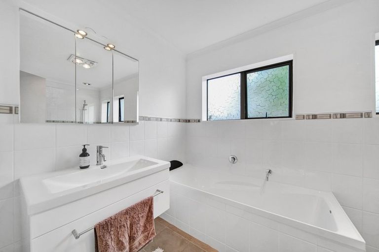 Photo of property in 19 John Guthrie Place, Merrilands, New Plymouth, 4312