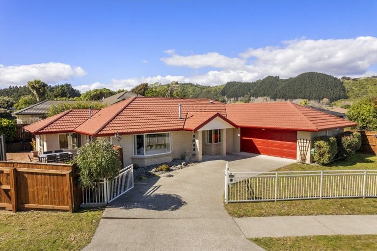 Photo of property in 15 Fytfield Place, Paraparaumu, 5032