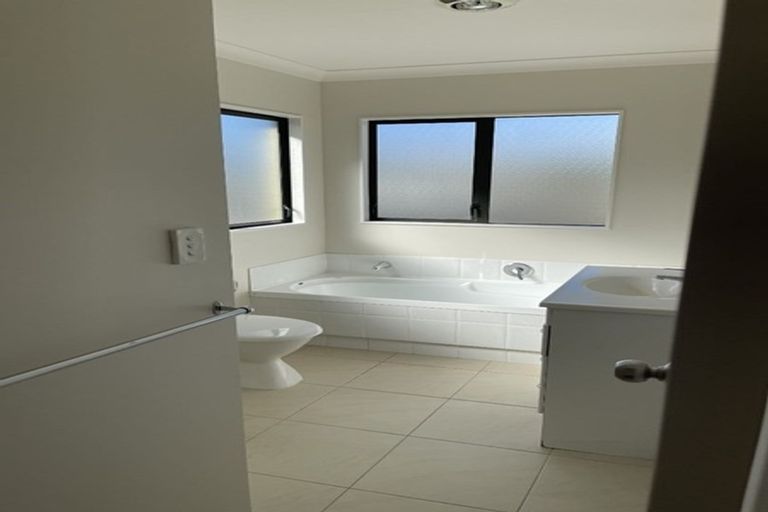 Photo of property in 12 Mediterranean Way, Goodwood Heights, Auckland, 2105