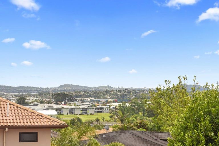 Photo of property in 18 Armstrong Farm Drive, East Tamaki Heights, Auckland, 2016