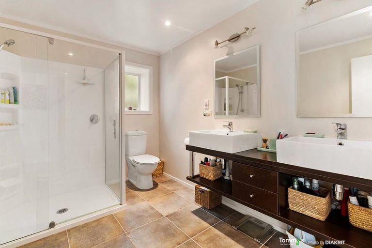 Photo of property in 138 Nicholson Road, Khandallah, Wellington, 6035