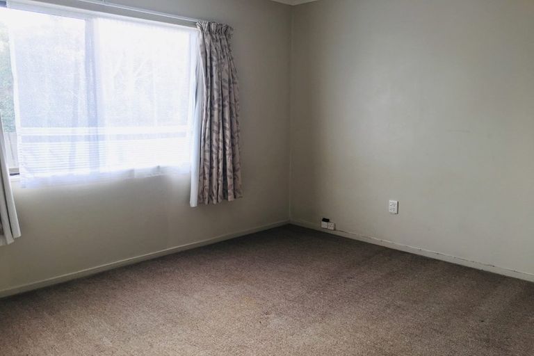 Photo of property in 2/24 Lambrown Drive, Totara Vale, Auckland, 0629