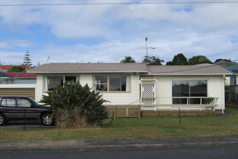 Photo of property in 1/2 Barron Drive, Green Bay, Auckland, 0604