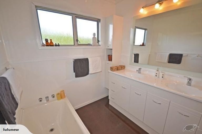 Photo of property in 18 Rosewarne Crescent, Glendene, Auckland, 0602