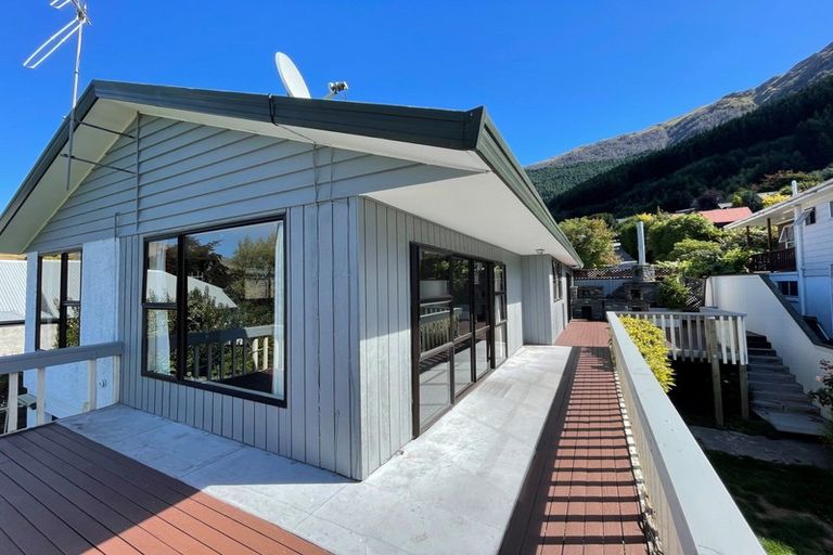Photo of property in 15 Avalon Crescent, Fernhill, Queenstown, 9300