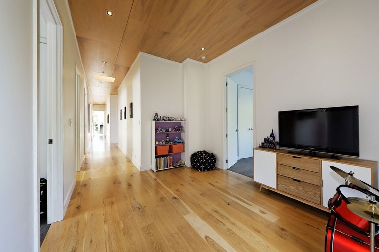 Photo of property in 27 Cochran Road, Oratia, Auckland, 0604