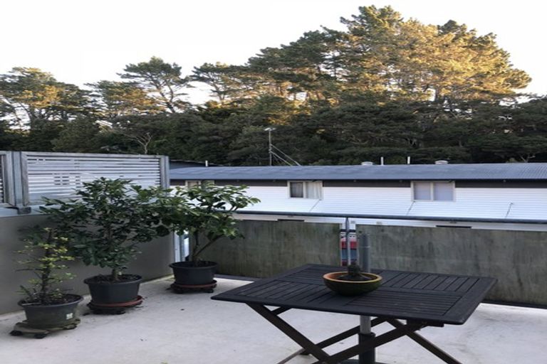 Photo of property in 2f/20 Ian Marwick Place, Birkenhead, Auckland, 0626