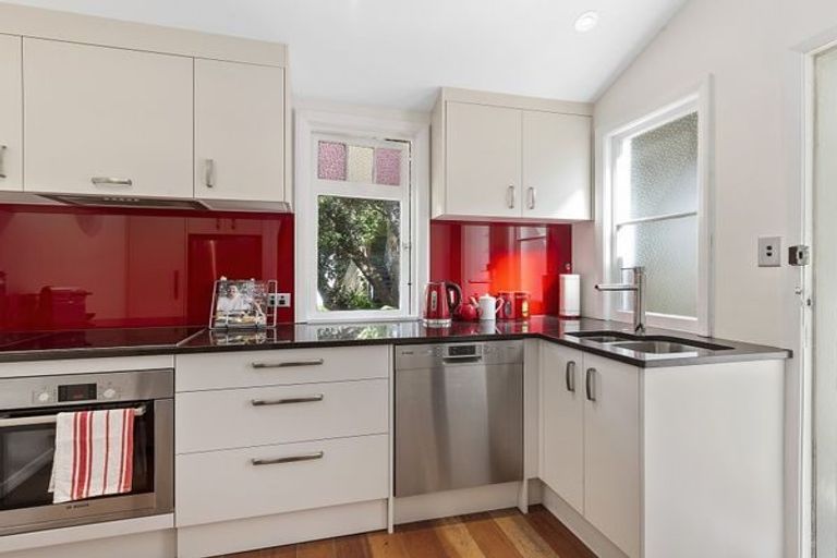 Photo of property in 36 Evans Bay Parade, Roseneath, Wellington, 6021