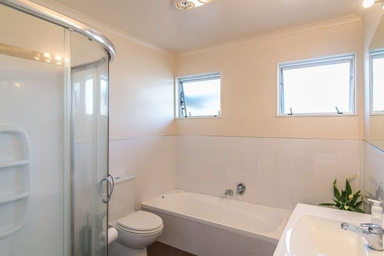 Photo of property in 32 Kapanui Road, Waikanae, 5036