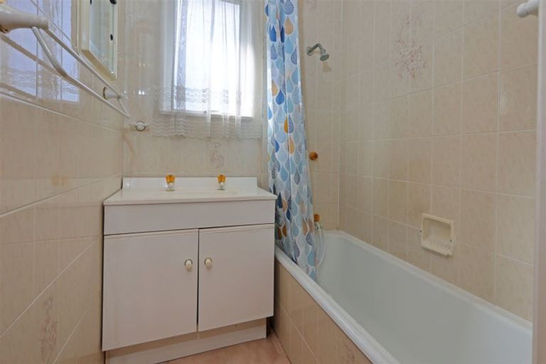 Photo of property in 5 Renata Crescent, Te Atatu Peninsula, Auckland, 0610