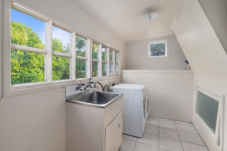 Photo of property in 17 Awaroa Road, Sunnyvale, Auckland, 0612