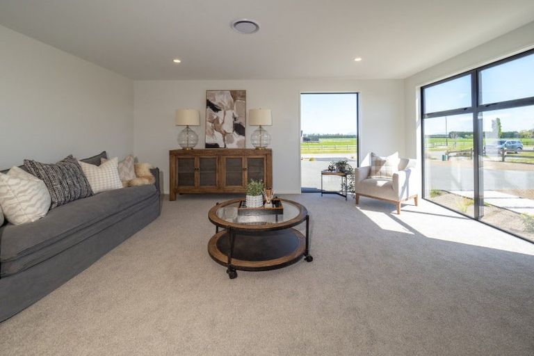 Photo of property in 14 Village Green Drive, Huntingdon, 7774