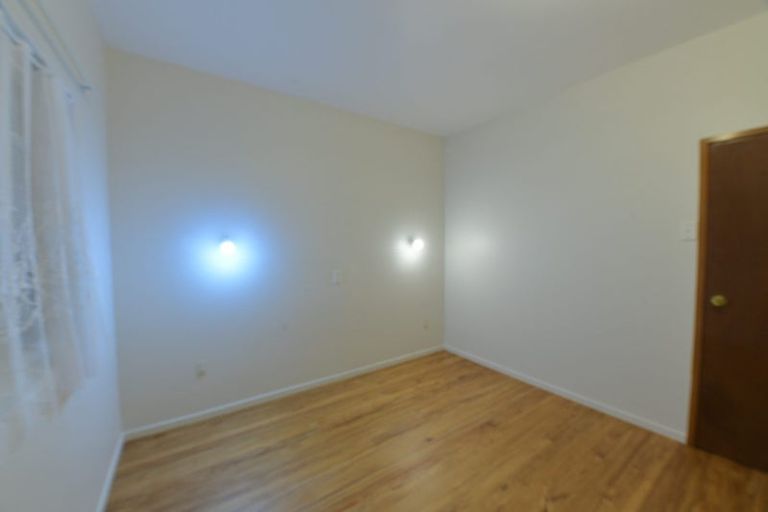 Photo of property in 32 Te Atatu Road, Te Atatu South, Auckland, 0610