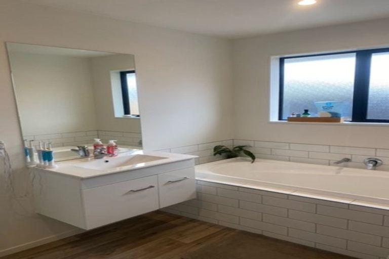 Photo of property in 10 Travertine Street, Cromwell, 9310