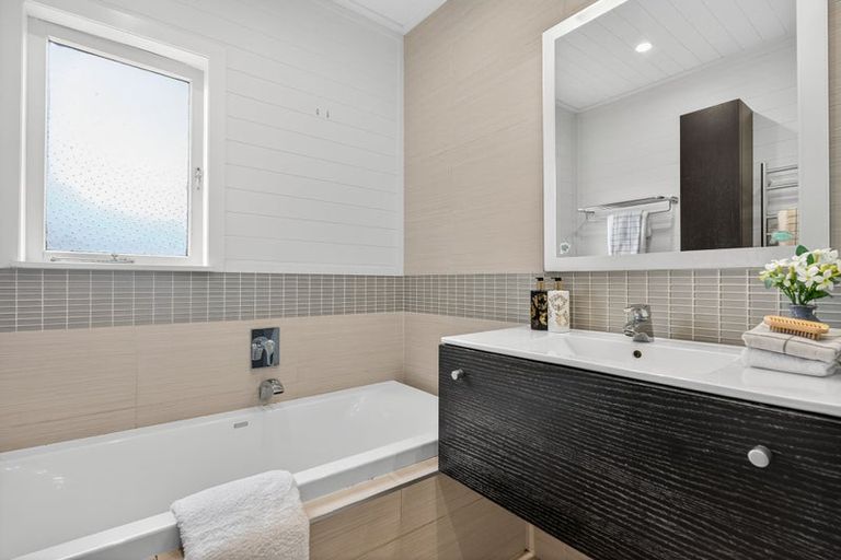 Photo of property in 29 Peter Terrace, Castor Bay, Auckland, 0620