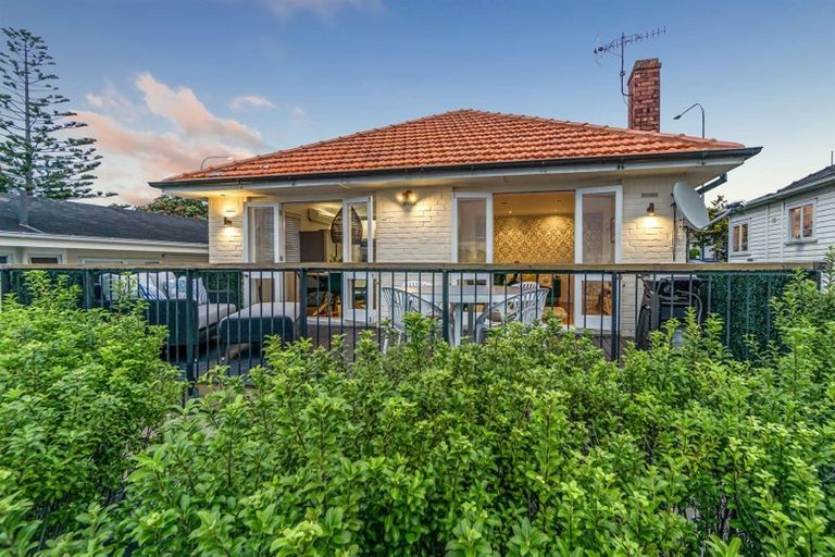 Photo of property in 4/37 Onewa Road, Northcote, Auckland, 0627