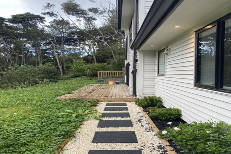 Photo of property in 1 Satchell Place, Birkenhead, Auckland, 0626