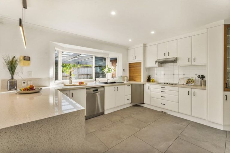 Photo of property in 6 Canonbie Place, East Tamaki Heights, Auckland, 2016