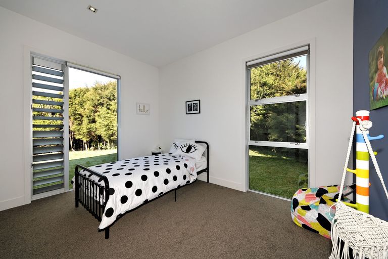 Photo of property in 27 Cochran Road, Oratia, Auckland, 0604