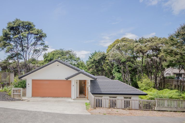 Photo of property in 28 Mccahon Place, Titirangi, Auckland, 0604