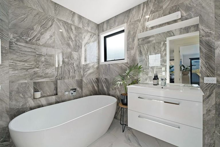 Photo of property in 35 Minaret Ridge, Wanaka, 9305