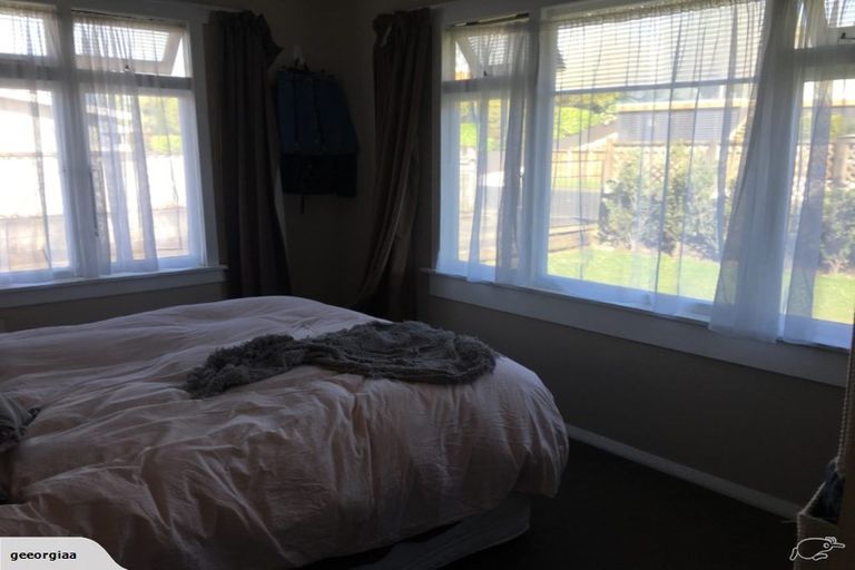 Photo of property in 4 Gordon Street, Glen Avon, New Plymouth, 4312