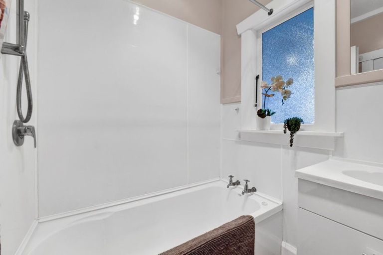 Photo of property in 22 Ngaio Street, Strandon, New Plymouth, 4312