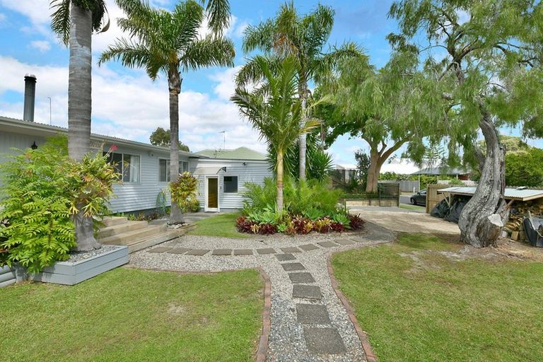 Photo of property in 18 Walton Street, Red Beach, 0932