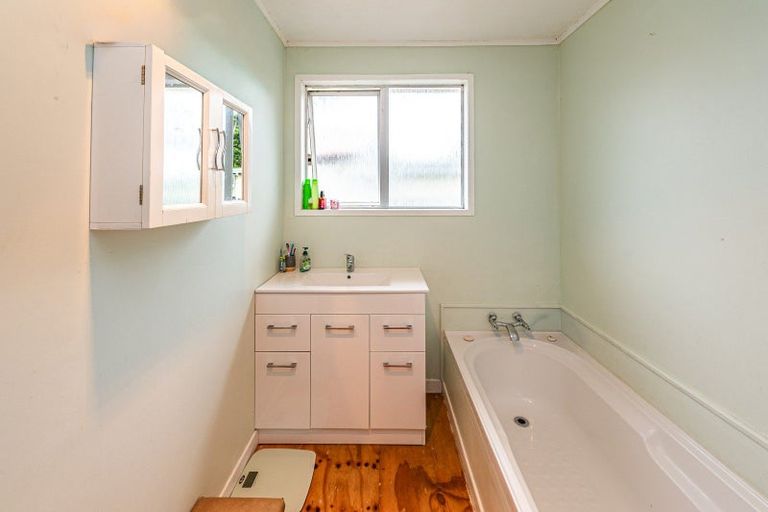 Photo of property in 40 Brassey Street, Waverley, 4510