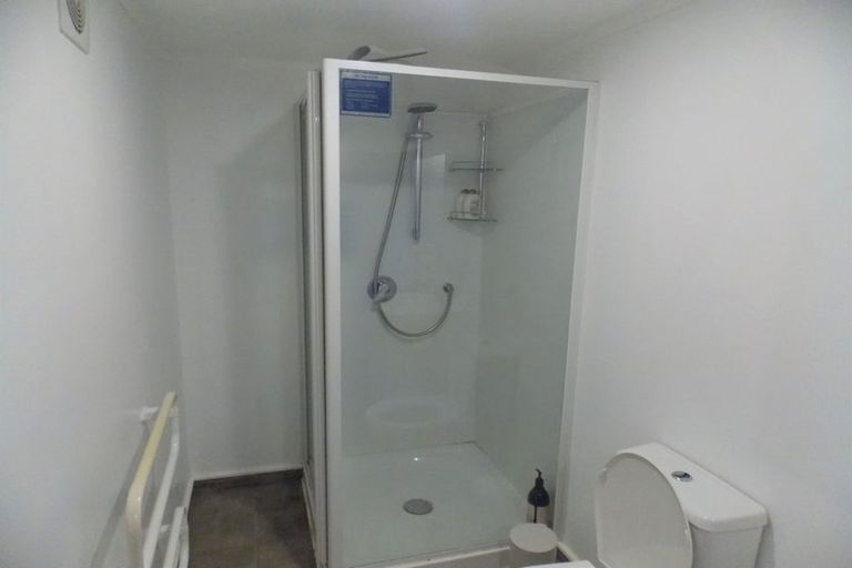 Photo of property in 21a Cotswold Crescent, Newlands, Wellington, 6037