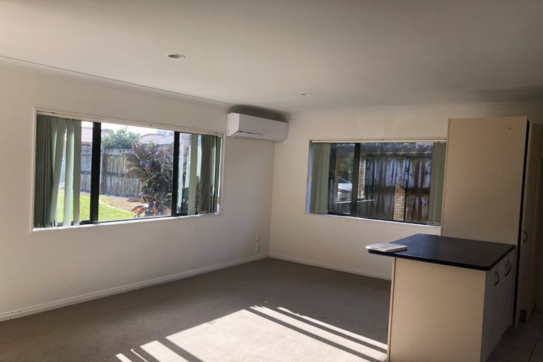 Photo of property in 4 Belleek Close, Weymouth, Auckland, 2103