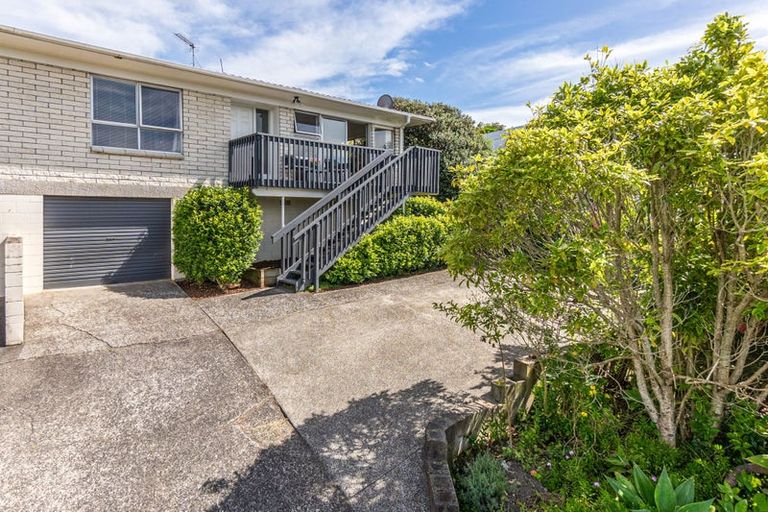 Photo of property in 2/12 Girrahween Drive, Totara Vale, Auckland, 0629