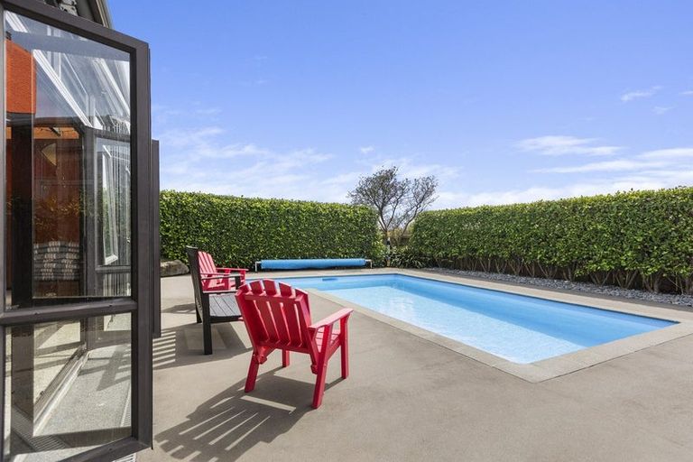 Photo of property in 8 Blenheim Place, Vogeltown, New Plymouth, 4310