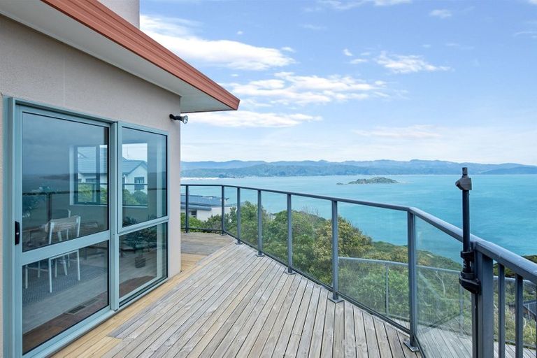 Photo of property in 22 Bennett Grove, Newlands, Wellington, 6037