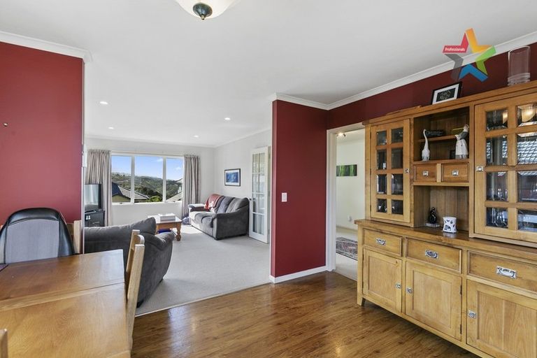 Photo of property in 8 Bennett Grove, Newlands, Wellington, 6037