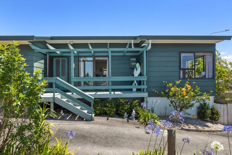 Photo of property in 21 Red Beach Road, Red Beach, 0932