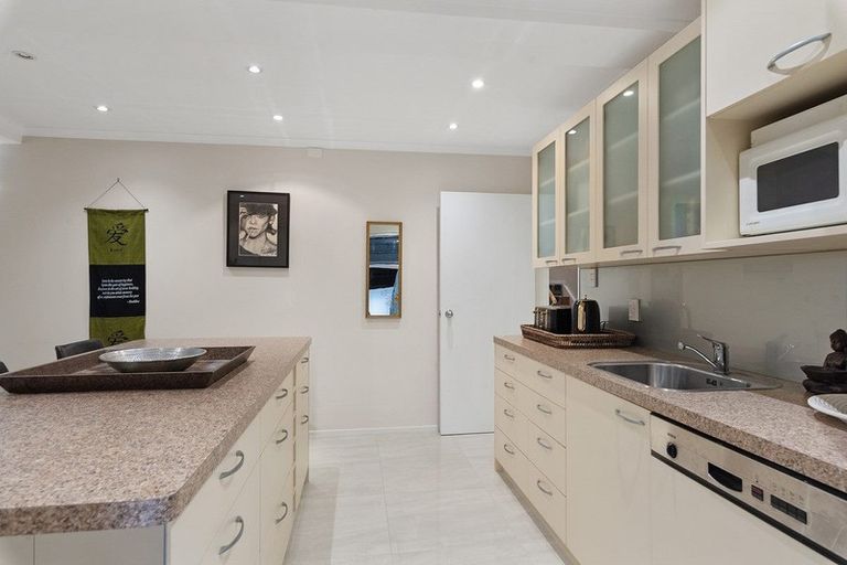 Photo of property in 21 Cliff Road, Torbay, Auckland, 0630