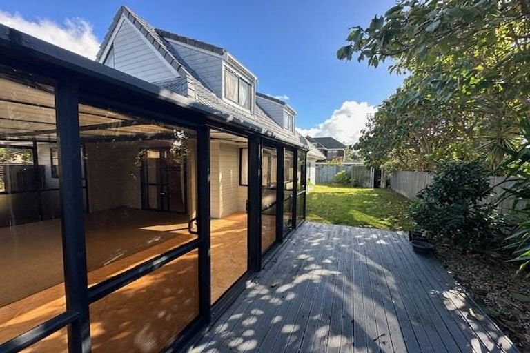 Photo of property in 1/4 Westpark Drive, West Harbour, Auckland, 0618