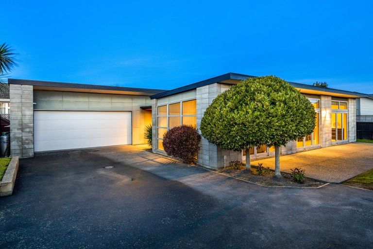 Photo of property in 73 Beach Road, North New Brighton, Christchurch, 8083