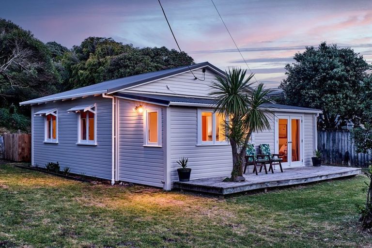 Photo of property in 18 Ngaio Street, Otaki Beach, Otaki, 5512