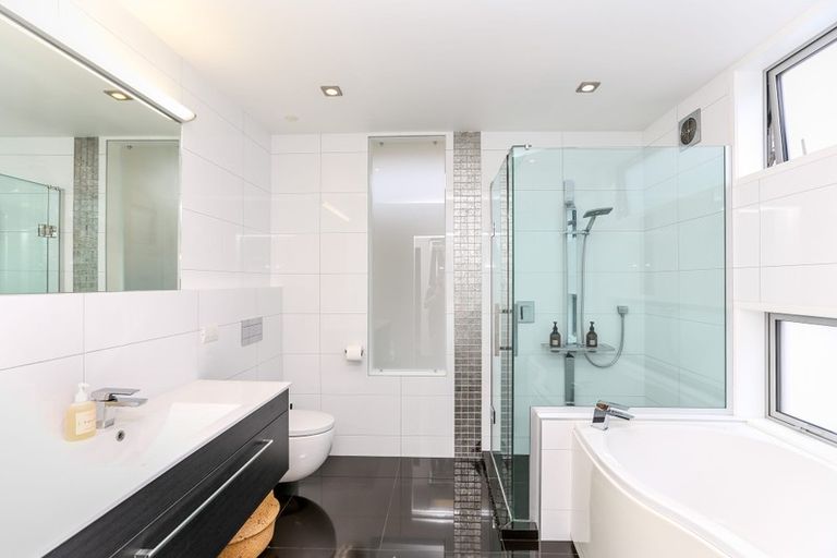 Photo of property in 118 Pendarves Street, New Plymouth, 4312